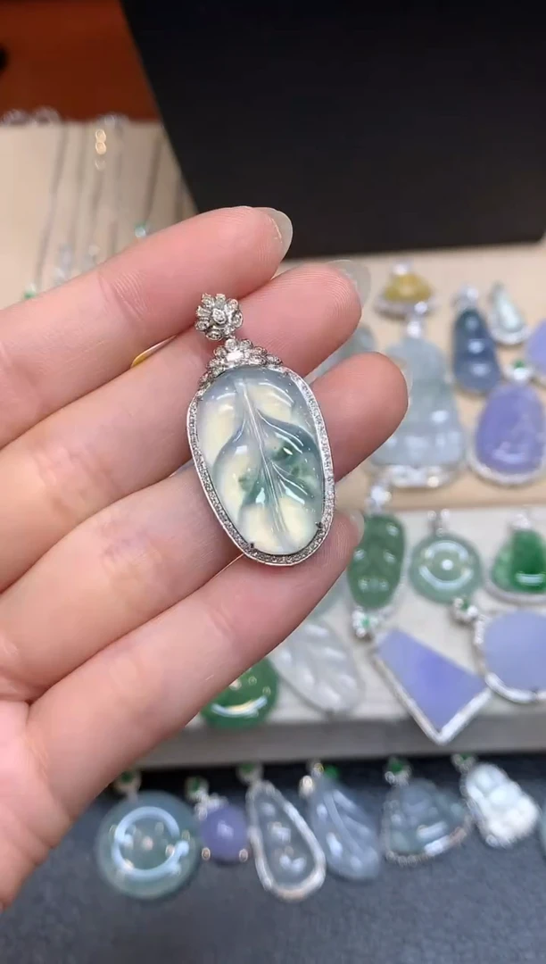 颈饰18K金镶嵌翡翠树叶【无服务费