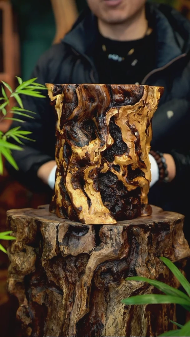 木雷击枣木笔筒