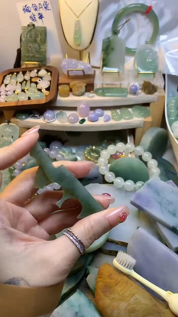 未镶嵌挂件翡翠缅甸A货翡翠,没有运费险,有纹有裂