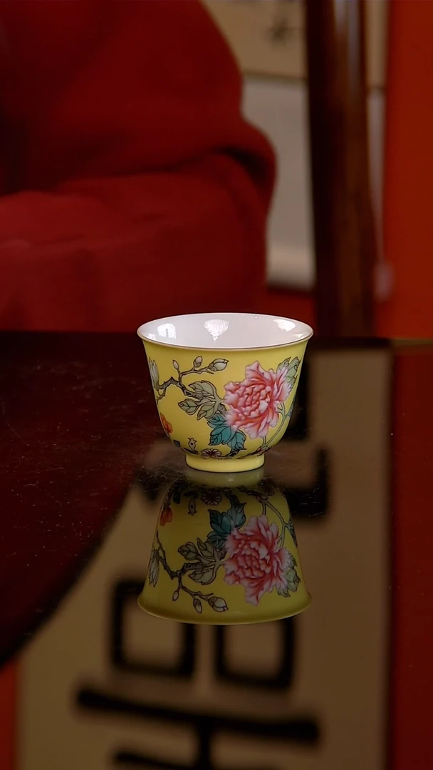 悟陶黄地粉彩牡丹铃铛杯