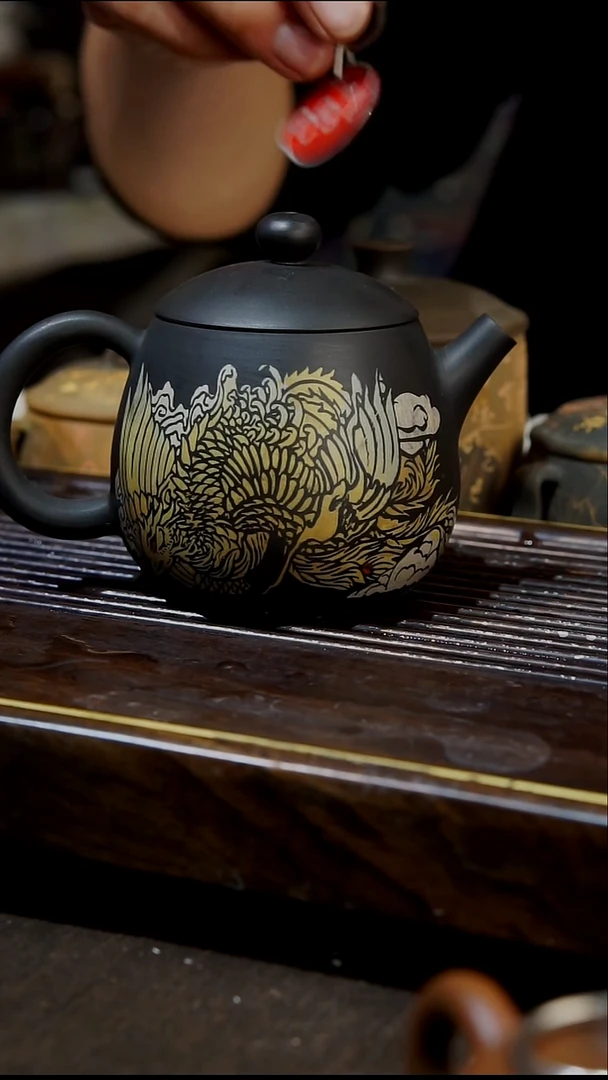 云南建水紫陶097 微瑕  全手工彩填壶  200cc