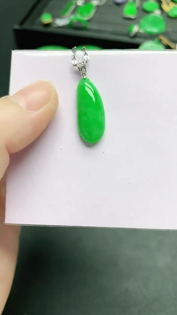 颈饰18K金镶嵌翡翠赠礼盒证书