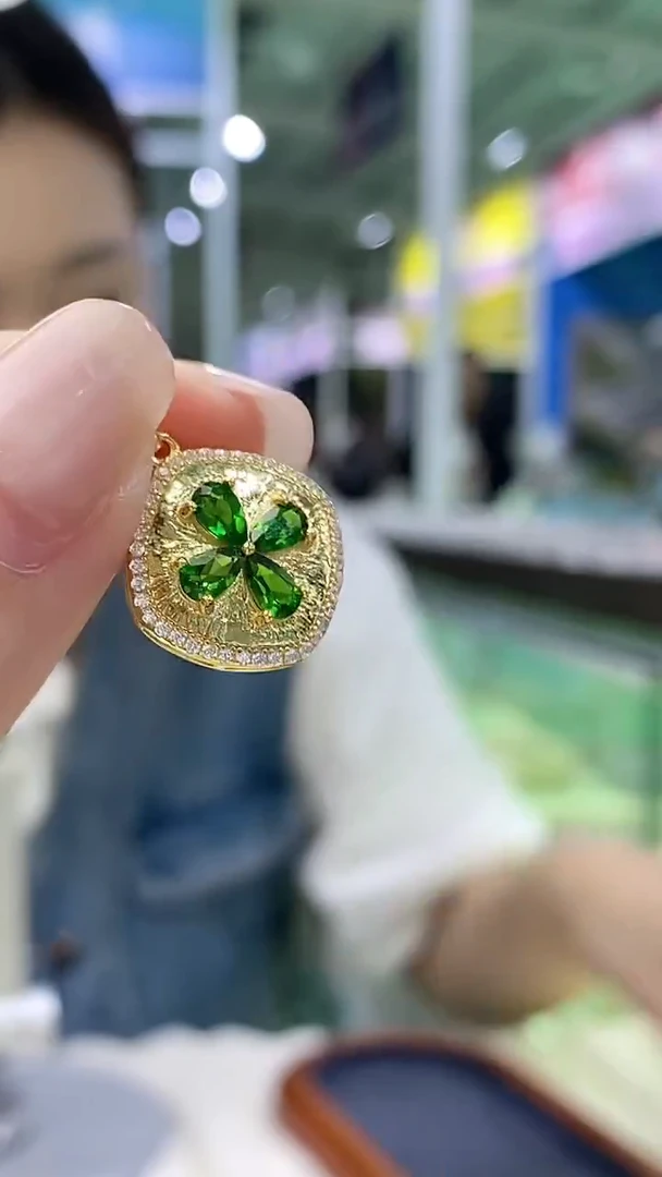 银S925镶嵌透辉石吊坠090ZB1101产品一个