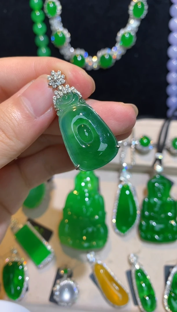 吊坠(赠链)18K金镶嵌翡翠翡翠吊坠