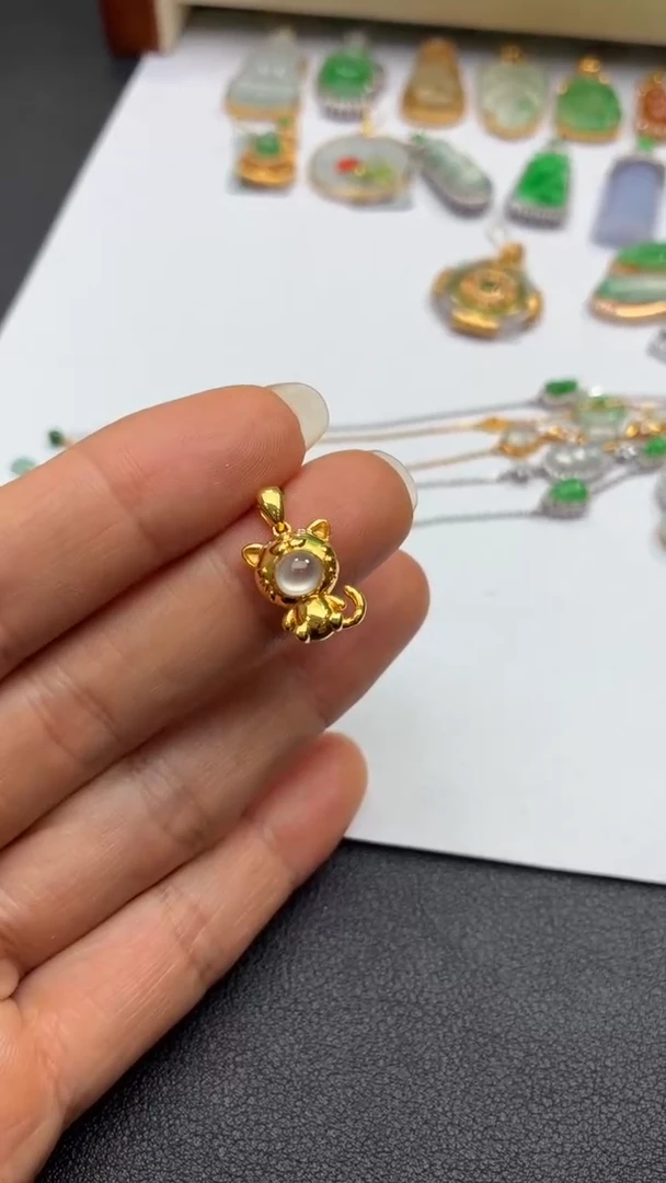 颈饰18K金镶嵌翡翠天然翡翠A货