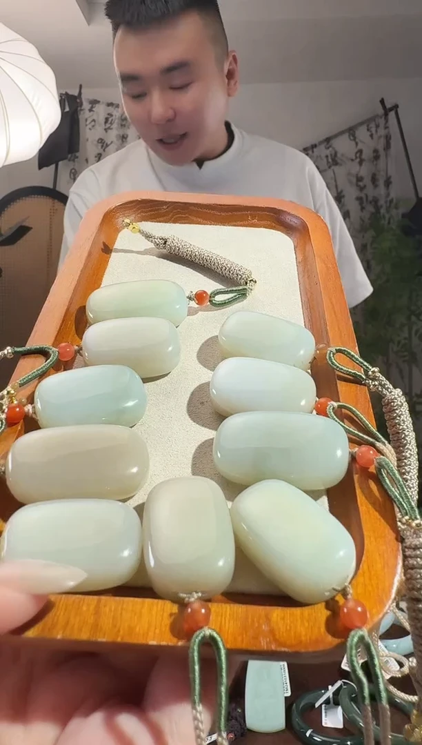 和田玉未镶嵌颈饰无事牌 多样性发其一