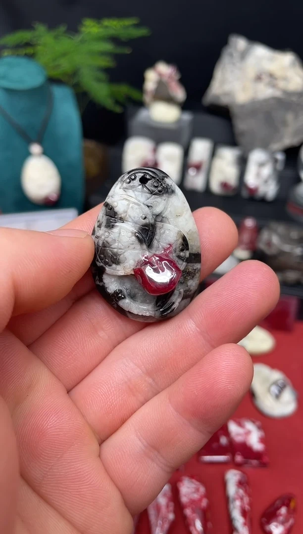 天然辰砂单晶体雕刻件