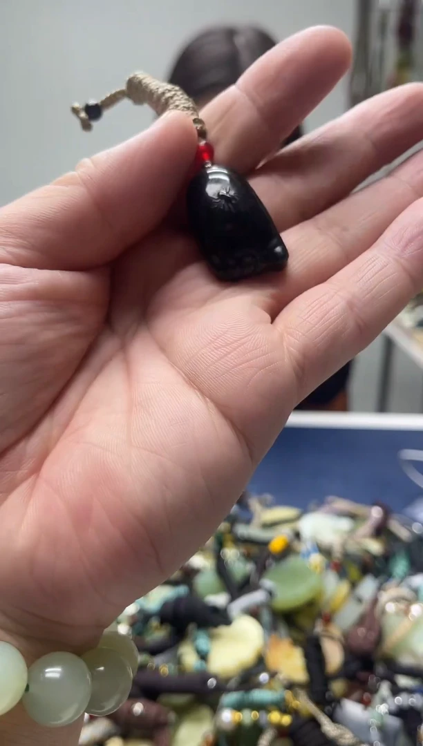 未镶嵌岫玉颈饰`