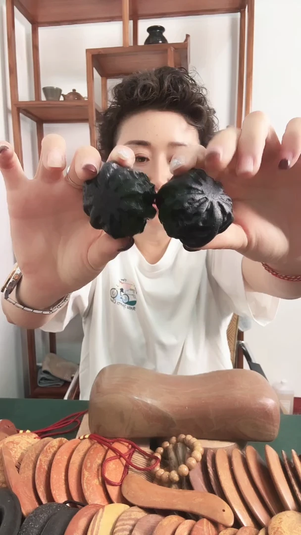 砭石老虎石核桃手把件