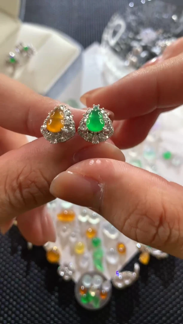 翡翠18K金镶嵌颈饰炸光绿玻璃黄葫芦