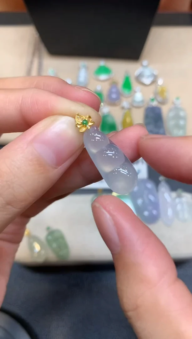 颈饰18K金镶嵌翡翠福豆【无服务费