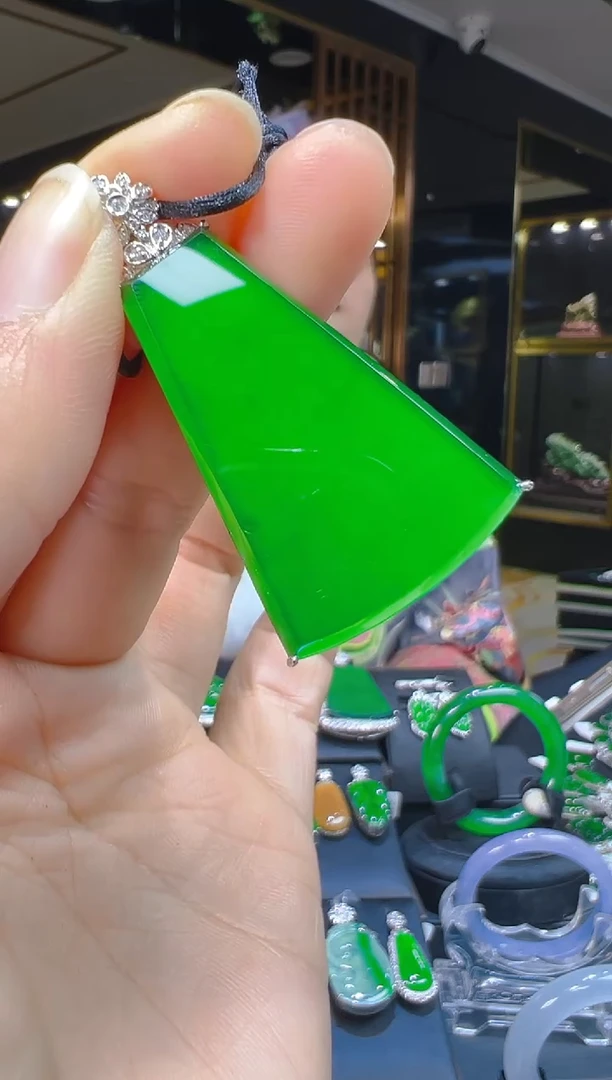 吊坠(赠链)18K金镶嵌翡翠053