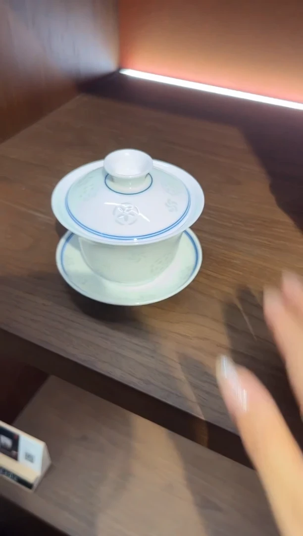 景德镇陶瓷玲珑皮球花盖碗