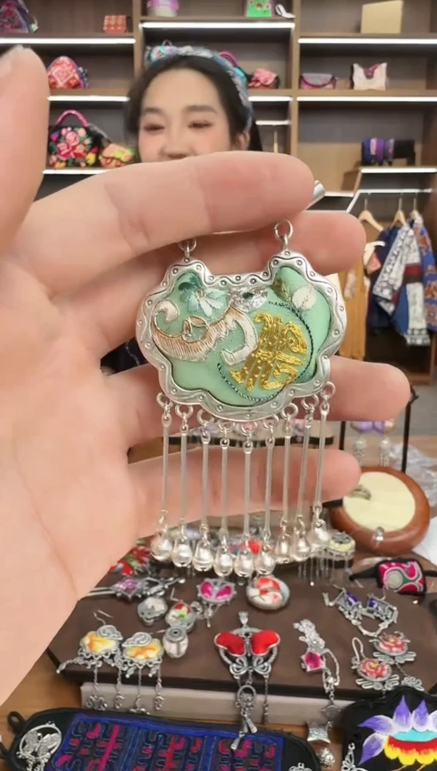 【闪购商品】织绣167蒙阿苏苗绣传承