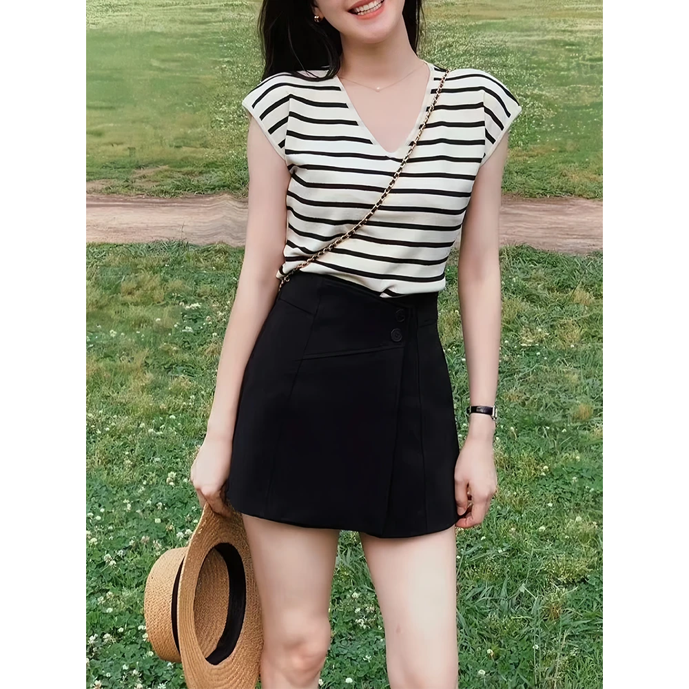 2025夏季气质韩系V领条纹无袖针织上衣搭配高腰显腿长黑色短裤