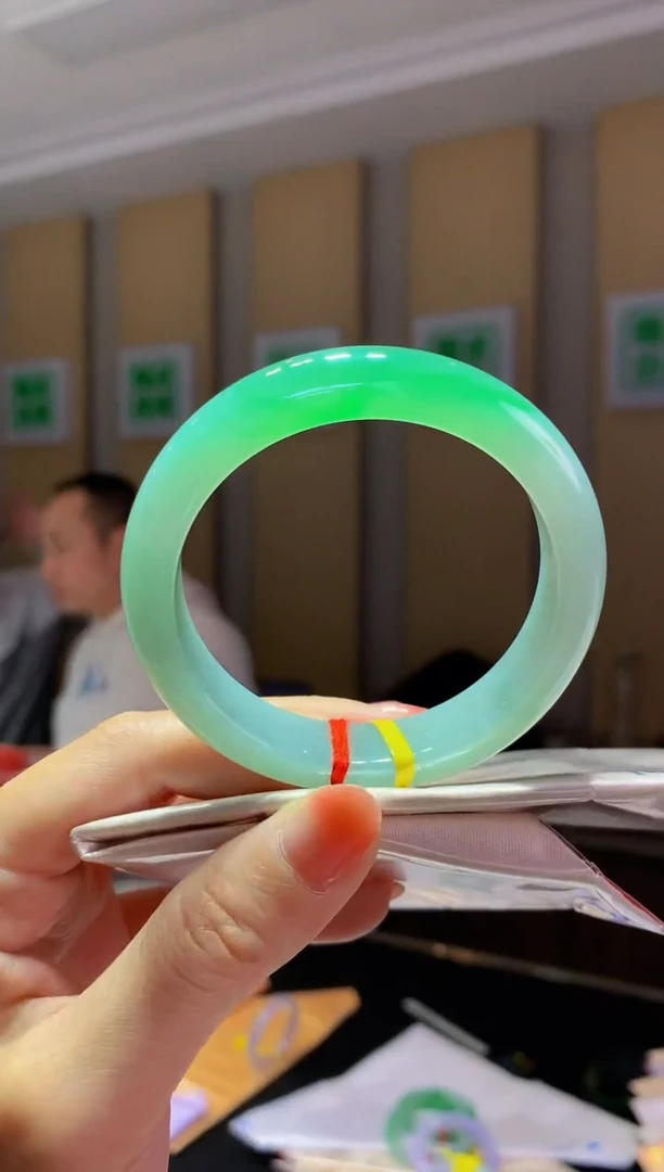 未镶嵌手镯翡翠- 圈口 52全款23.5万 定金2万