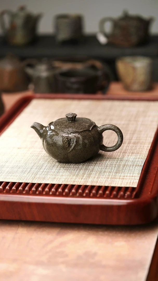 庄惠东老师作品冰碛岩重工雕刻黄豹莲花壶