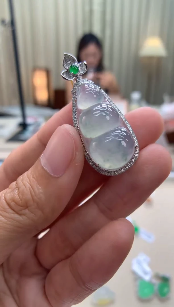 翡翠18K金镶嵌颈饰福豆