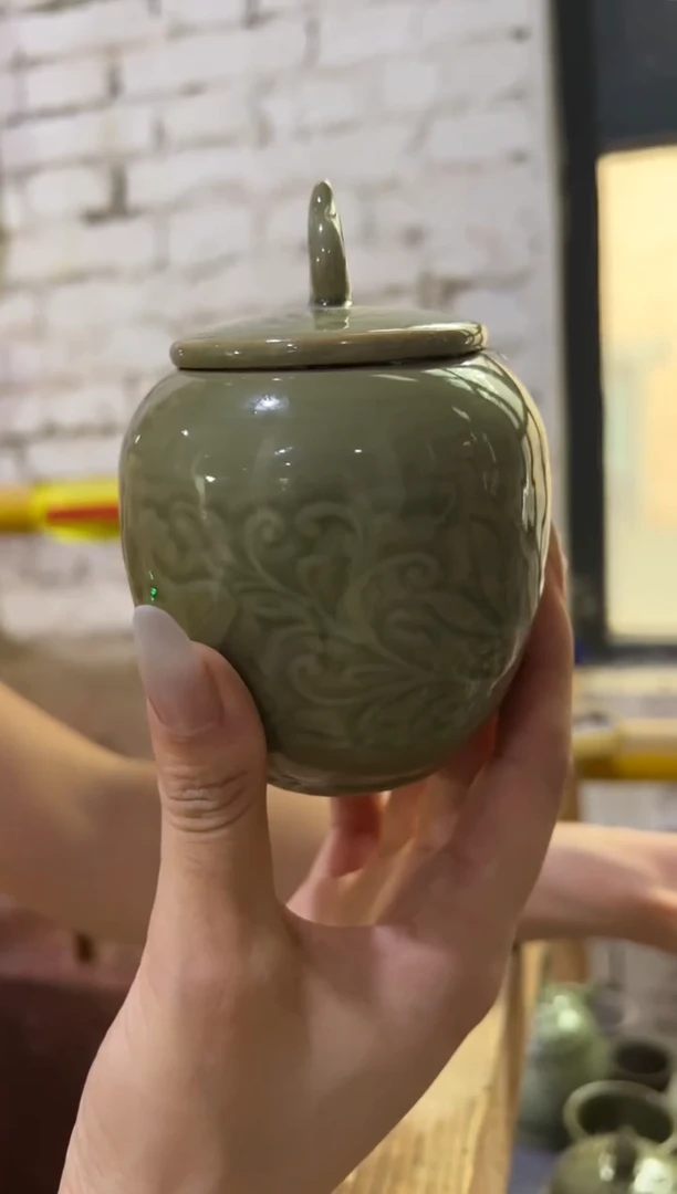 微瑕耀州窑青瓷莲纹茶叶罐