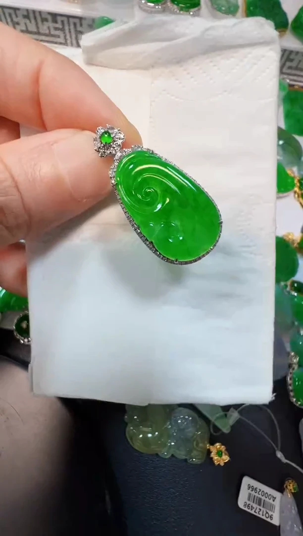 翡翠18K金镶嵌吊坠(不含链)8000