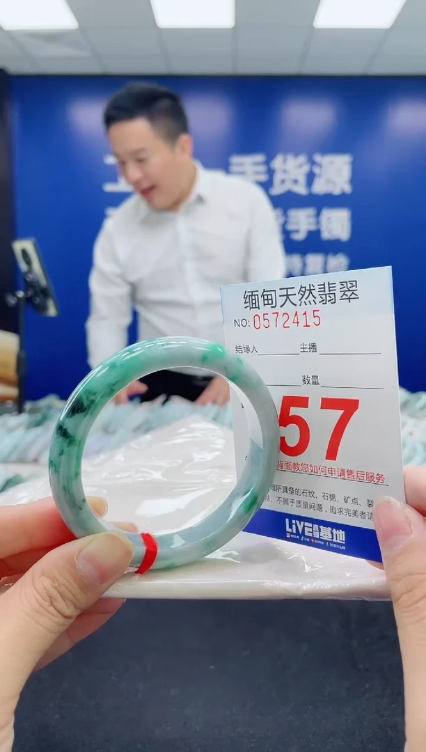 未镶嵌手镯翡翠天然翡翠手镯