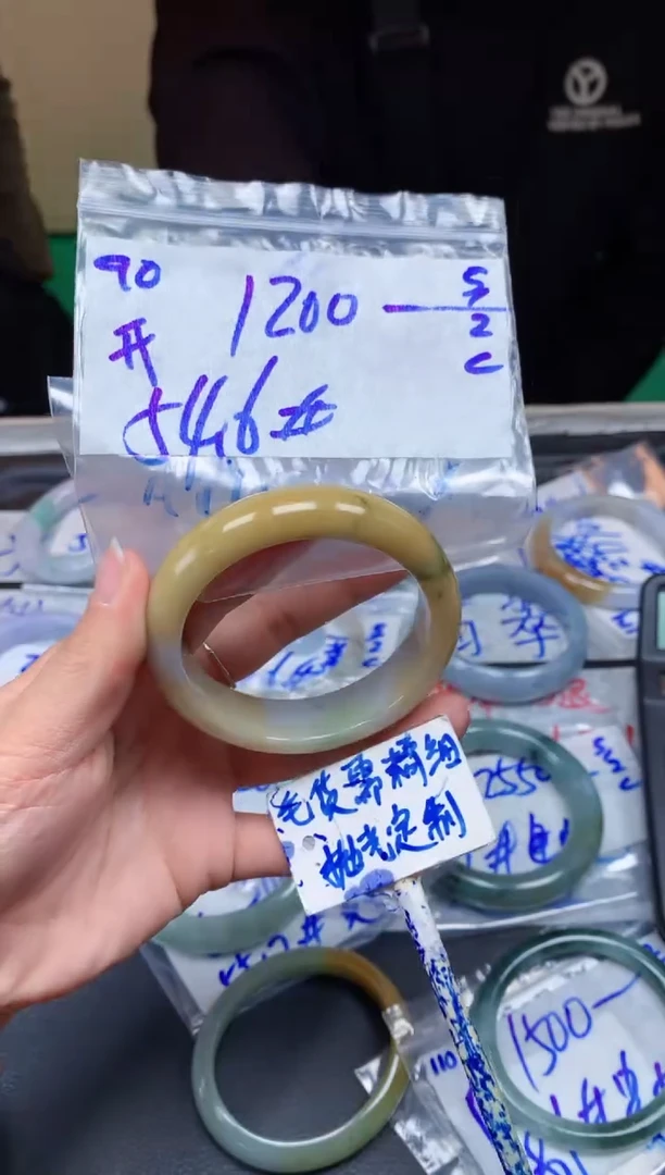【闪购商品】定制翡翠未镶嵌90毛货需精细抛光手镯多样性拍一发一