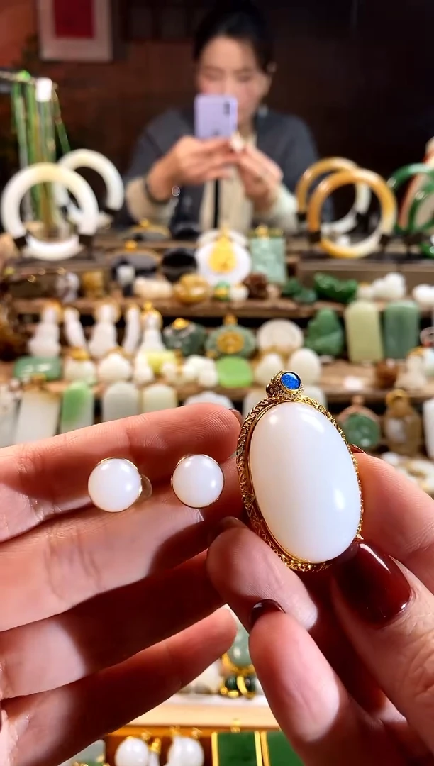 【闪购商品】和田玉套装18K金镶嵌。