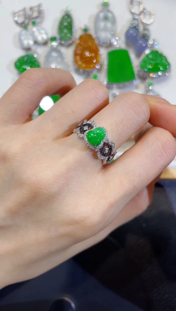 颈饰18K金镶嵌翡翠团购1