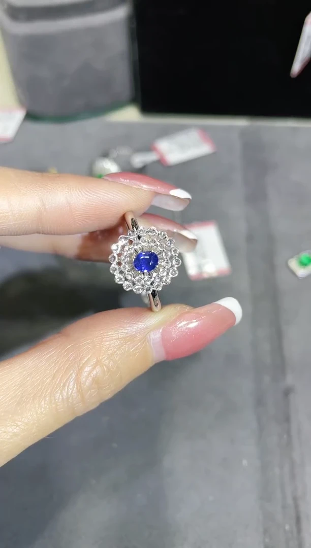 18K金镶嵌蓝宝石戒指