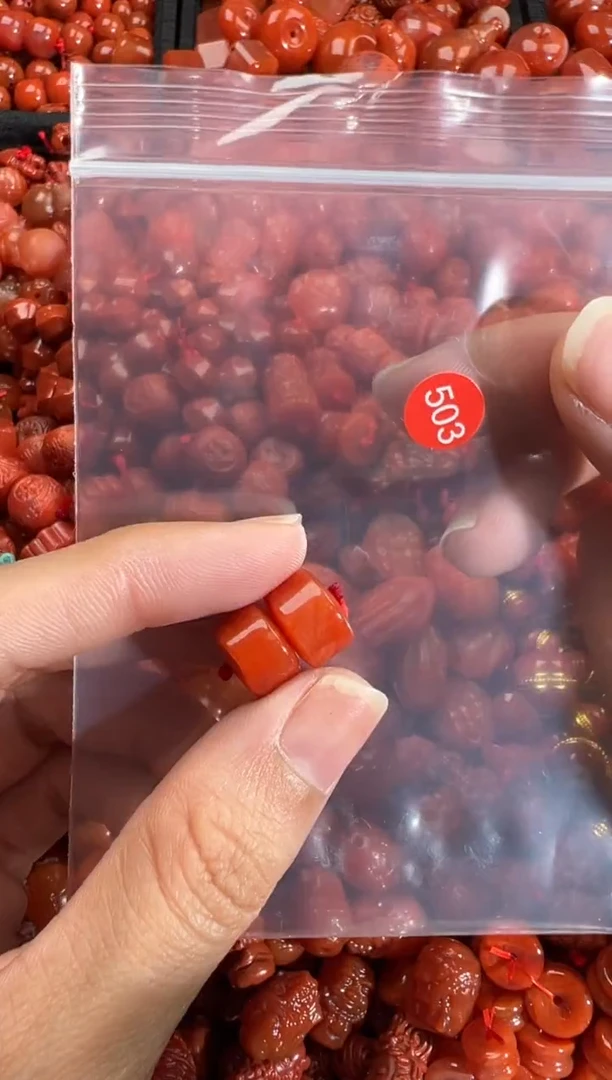 南红玛瑙未镶嵌颈饰1