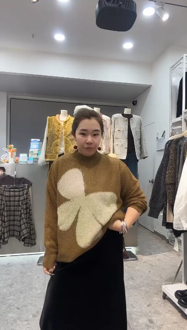 四叶草圆领毛衣钻