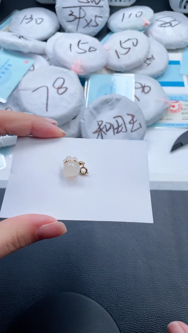 石英质玉未镶嵌颈饰福袋