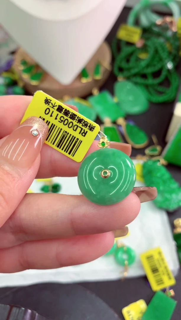 颈饰18K金镶嵌翡翠挂件
