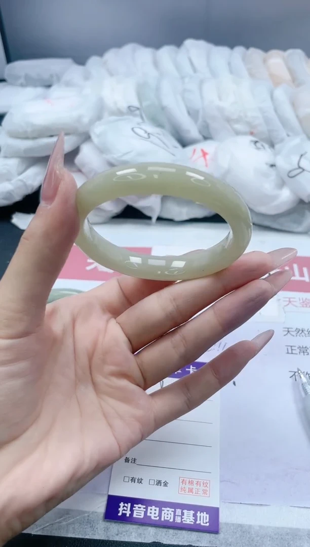 【闪购商品】石英质玉手镯未镶嵌200/56.3