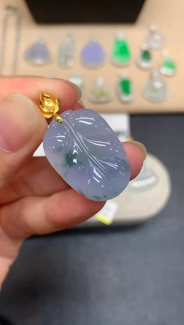 颈饰18K金镶嵌翡翠树叶【无服务费