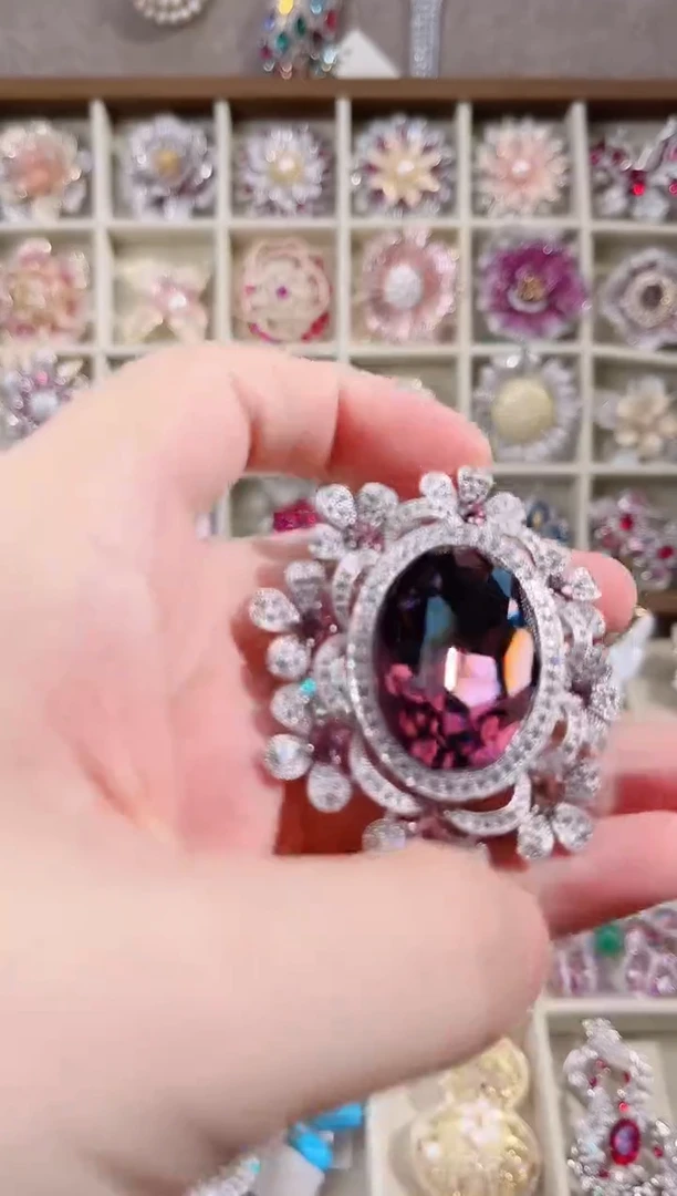 锆石铜合金欧式风胸针