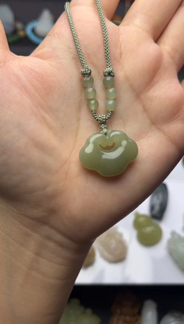 颈饰未镶嵌和田玉如意锁