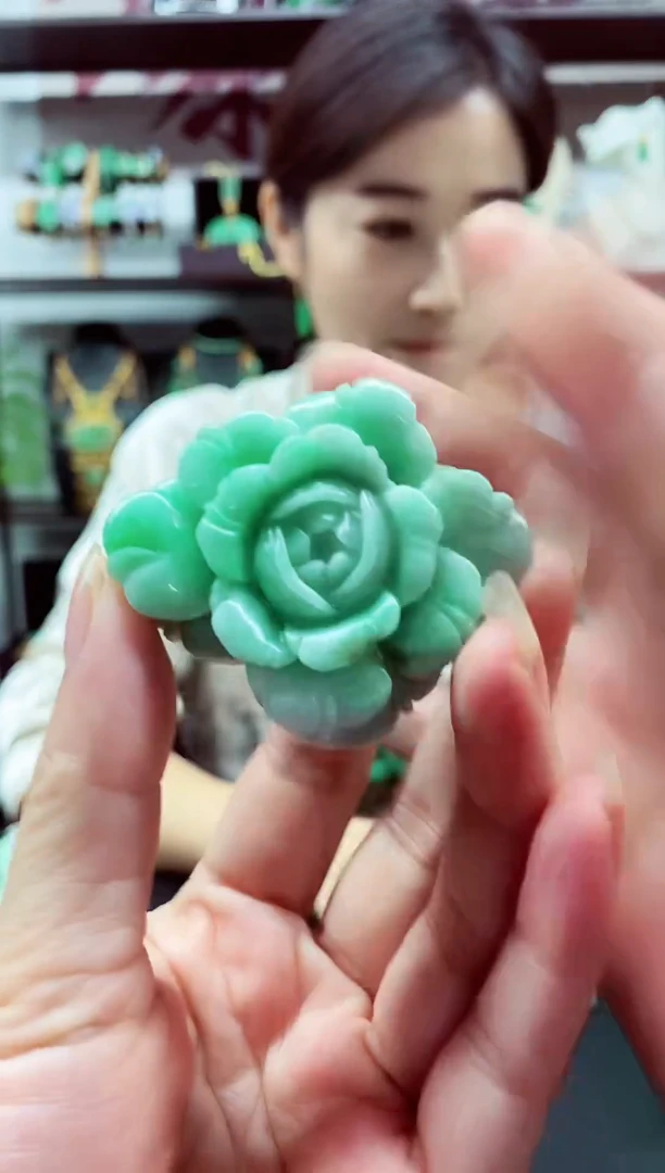翡翠银S925镀金镶嵌颈饰满绿翡翠牡丹花