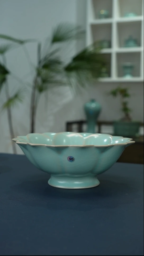 瓷片95号带足莲瓣果盘18.9口径二级品    洁