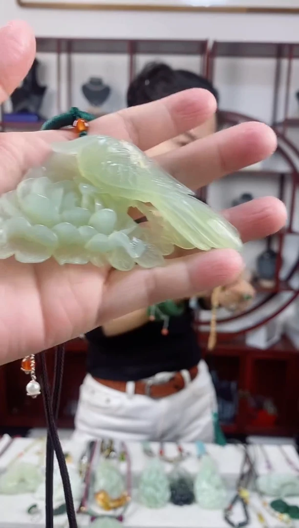 未镶嵌岫玉颈饰1