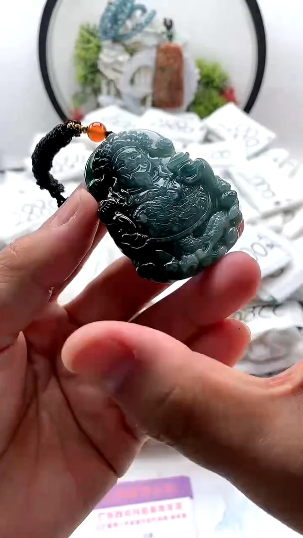 翡翠未镶嵌颈饰财神