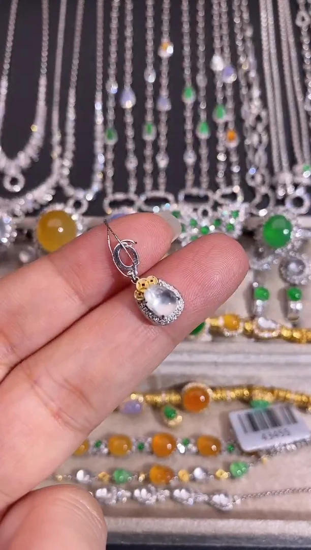 颈饰18K金镶嵌翡翠吊坠