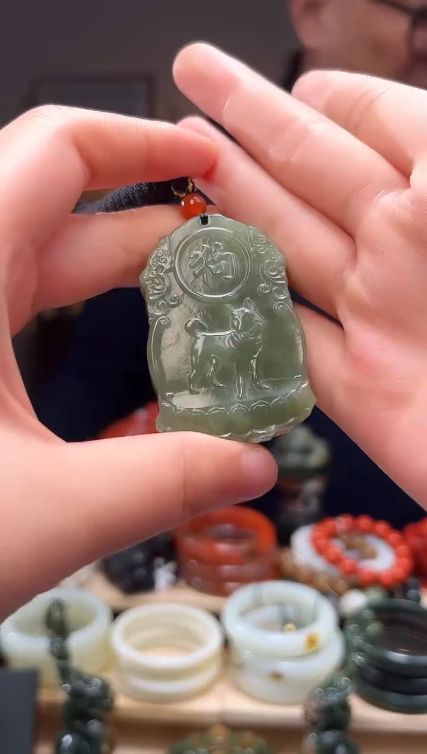 颈饰未镶嵌和田玉吊坠