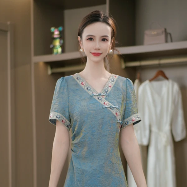 2025新夏季时尚气质刺绣设计感V领显瘦宽松连衣裙复古中国风轻奢