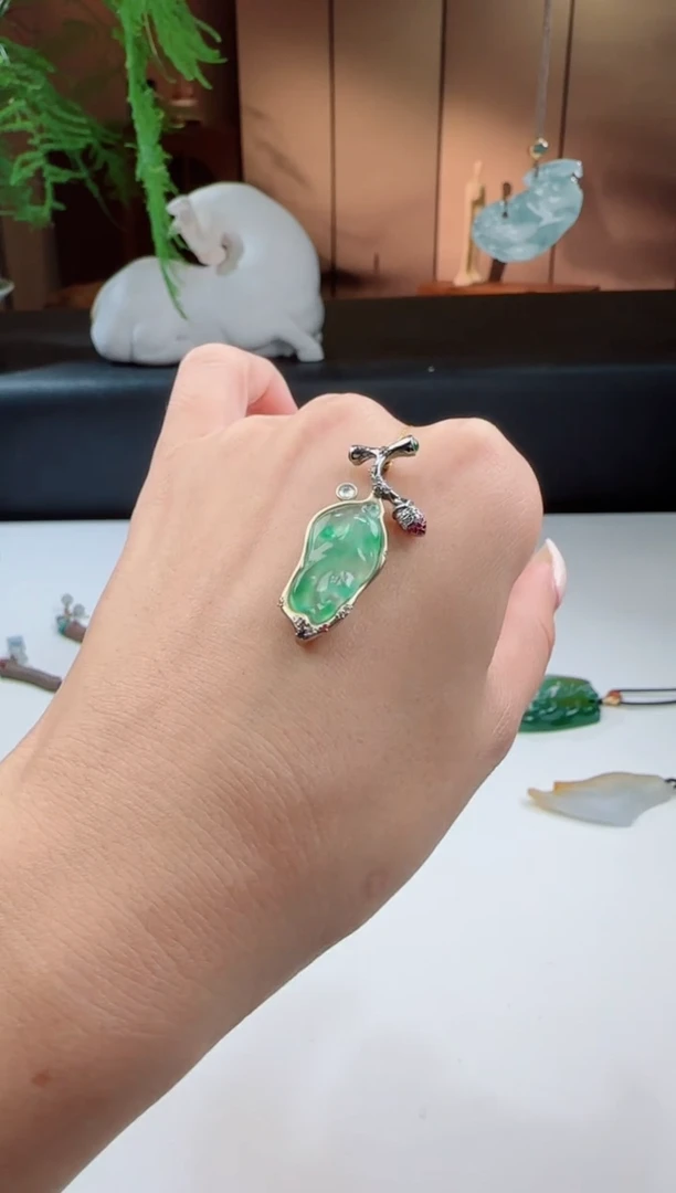 颈饰18K金镶嵌翡翠【小四】