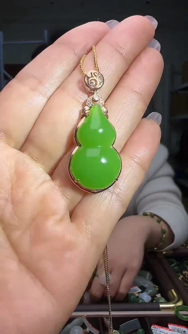 颈饰18K金镶嵌和田玉（多样性发货.发其一)12.04.72