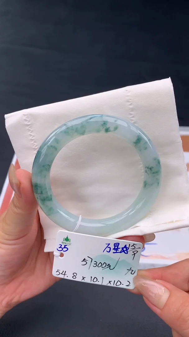 未镶嵌手镯翡翠自带#送人#，联系客服核对地址~