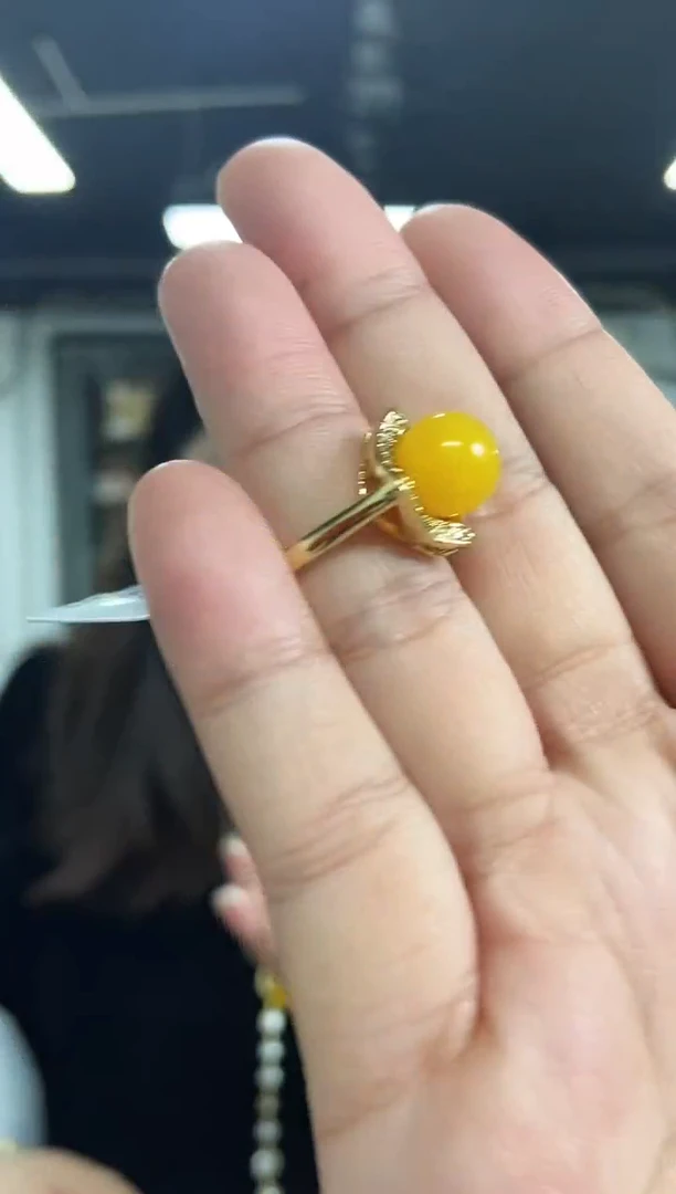 【闪购商品】蜜蜡裸石未镶嵌多样性发其一，颜色微差