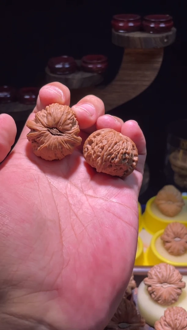 文玩核桃把件34.5全品卡姿兰手撵口袋宝白狮子