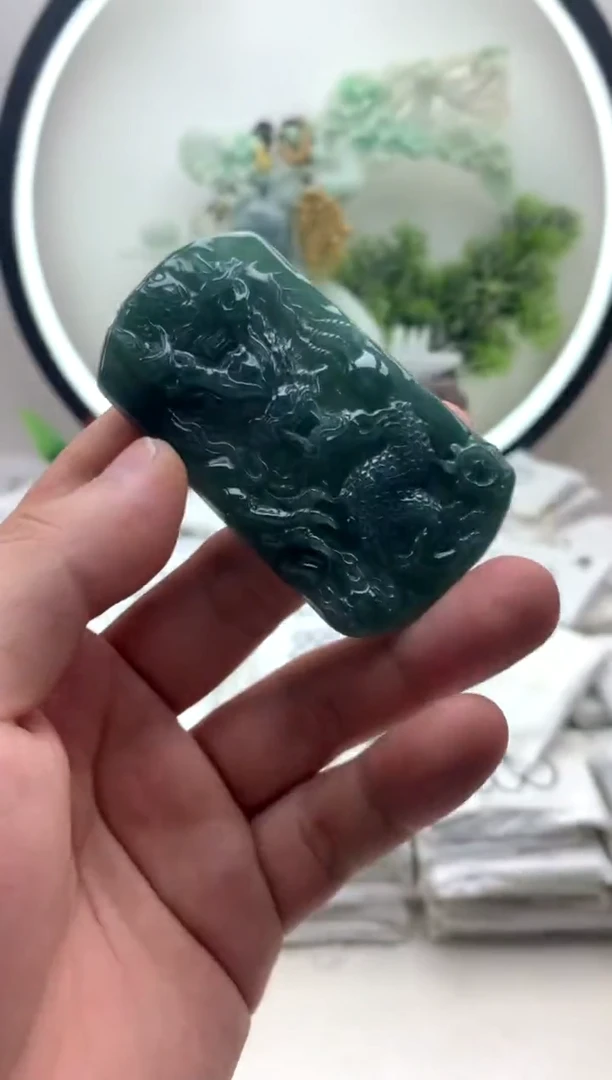 颈饰未镶嵌翡翠龙牌